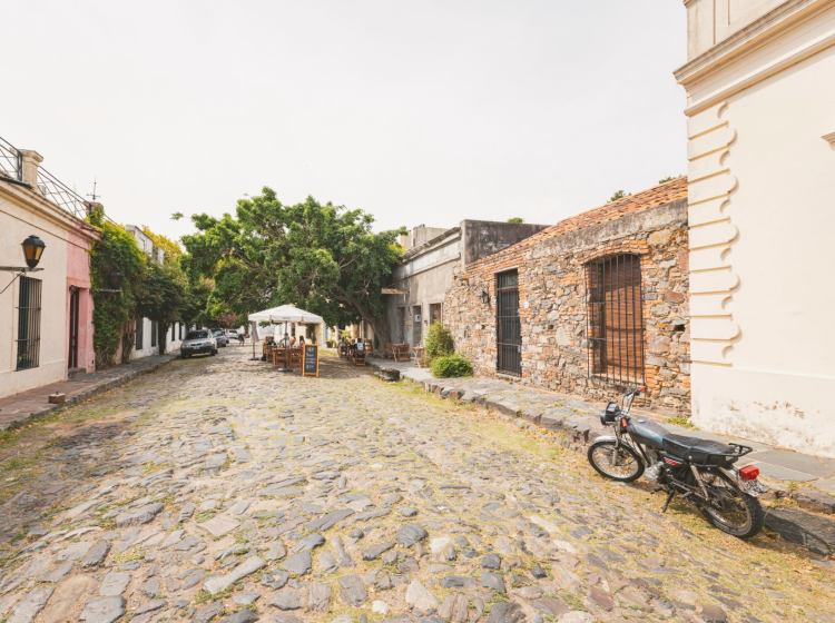 Fachada antigua de una calle céntrica